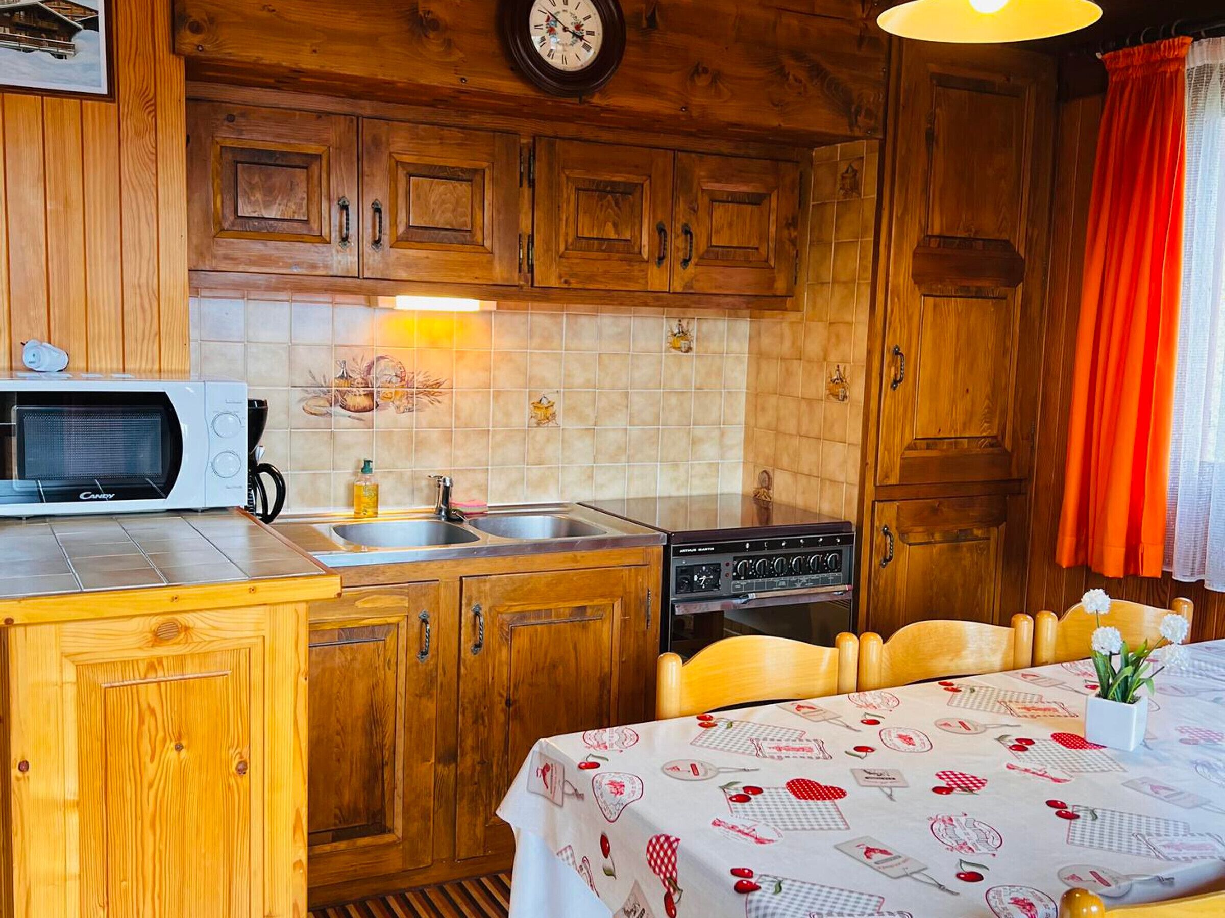 Kjøleskap, mikrobølgeovn, kaffetrakter/tekoker og brødrister