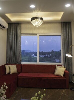 Luxury Studio Suite | Down duvets, memory-foam beds, desk, laptop workspace - Tathastu (Ramnagar)