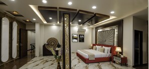 Luxury Studio Suite | Down comforters, memory foam beds, desk, laptop workspace