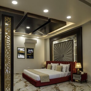 Luxury Studio Suite | Down duvets, memory-foam beds, desk, laptop workspace - Tathastu (Ramnagar)