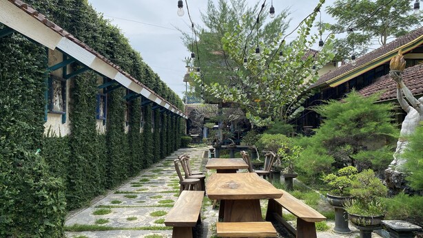A courtyard with a stone pathway, wooden benches, and potted plants. - Omah Eling Medang Kamulan Borobudur (Borobudur)