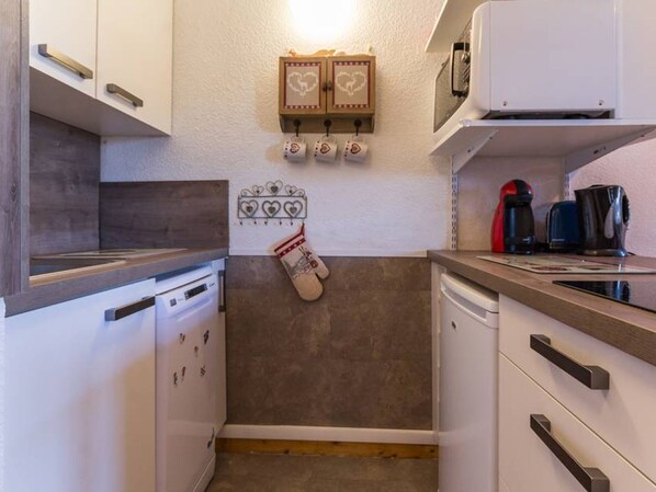 冷蔵庫、電子レンジ、食器洗い機、コーヒー / ティーメーカー