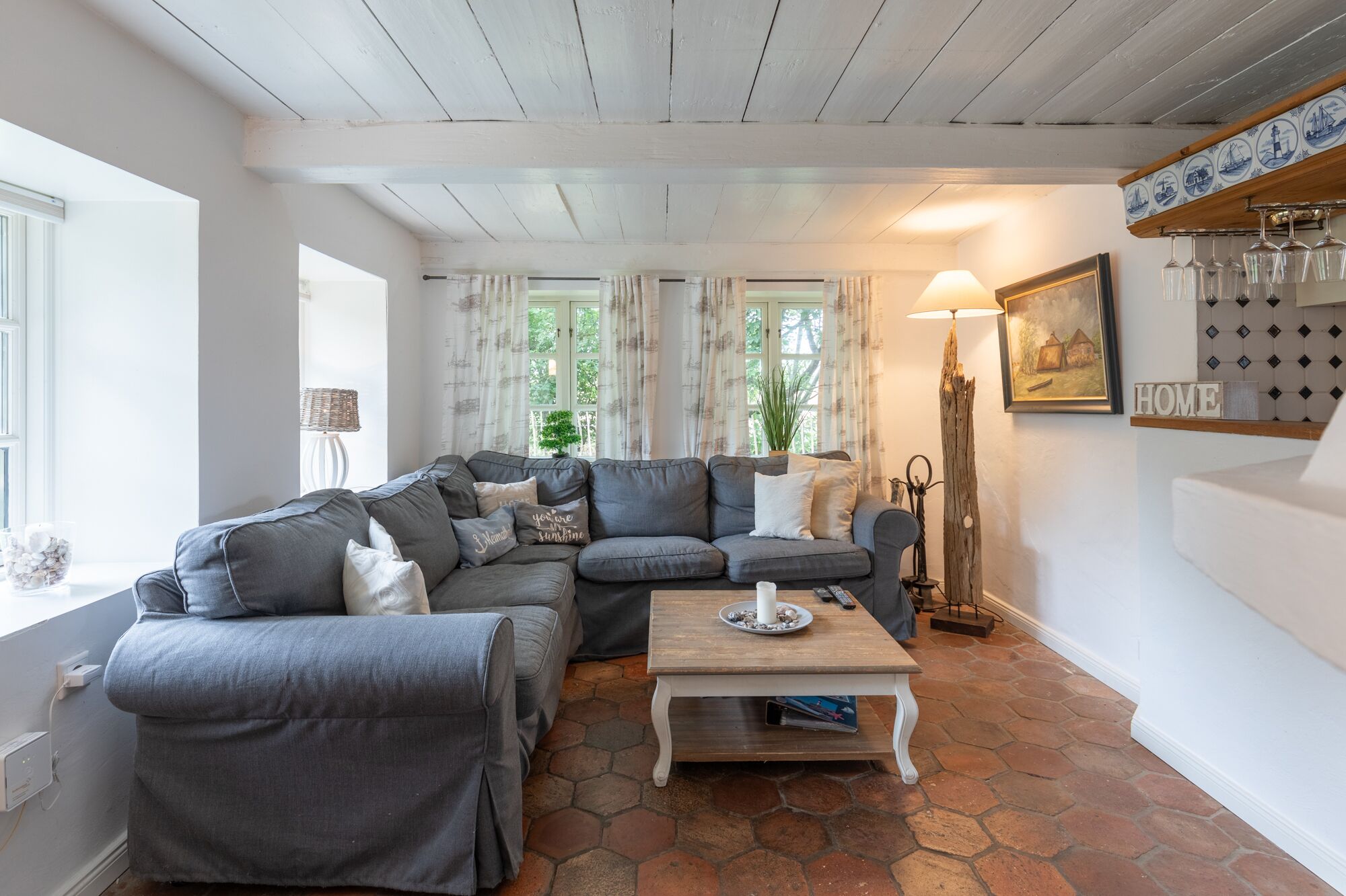 Télévision, cheminée, lecteur de DVD, chaîne hi-fi