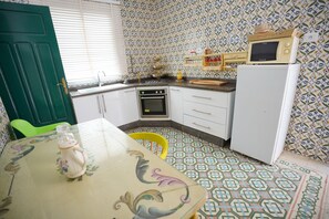 Een koelkast, een microgolfoven, een oven, een vaatwasser