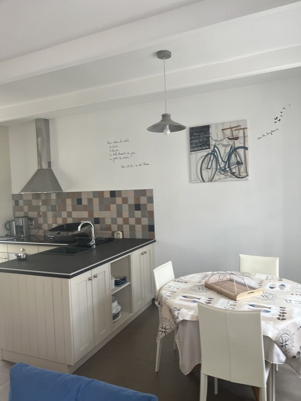 Réfrigérateur, micro-ondes, four, plaque de cuisson