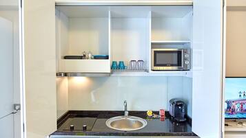 Elite Studio | Private kitchen | Mini-fridge, microwave, stovetop, espresso maker