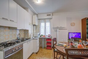 Perhehuoneisto, useita makuuhuoneita (Appartamento Mary Few Minutes From) | Yksityinen keittiö | Jääkaappi, mikroaaltouuni, uuni, liesi