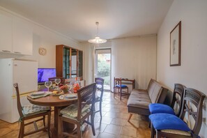 Familienapartment, Mehrere Schlafzimmer (Appartamento Mary Few Minutes From) | Wohnbereich | 21-Zoll-Fernseher mit Kabelempfang