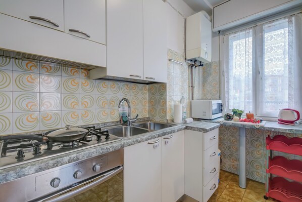 Fridge, microwave, oven, stovetop