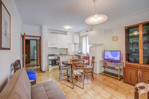 Familieleilighet, flere soverom (Appartamento Mary Few Minutes From) | Oppholdsområde | En 21-tommers TV med kabel-kanaler
