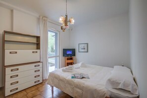 2 bedrooms, laptop workspace, iron/ironing board, free WiFi - Appartamento Mary Few Minutes From Lake (Riva del Garda)