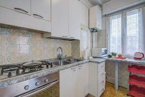 Fridge, microwave, oven, stovetop - Appartamento Mary Few Minutes From Lake (Riva del Garda)