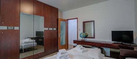 2 bedrooms, laptop workspace, iron/ironing board, free WiFi