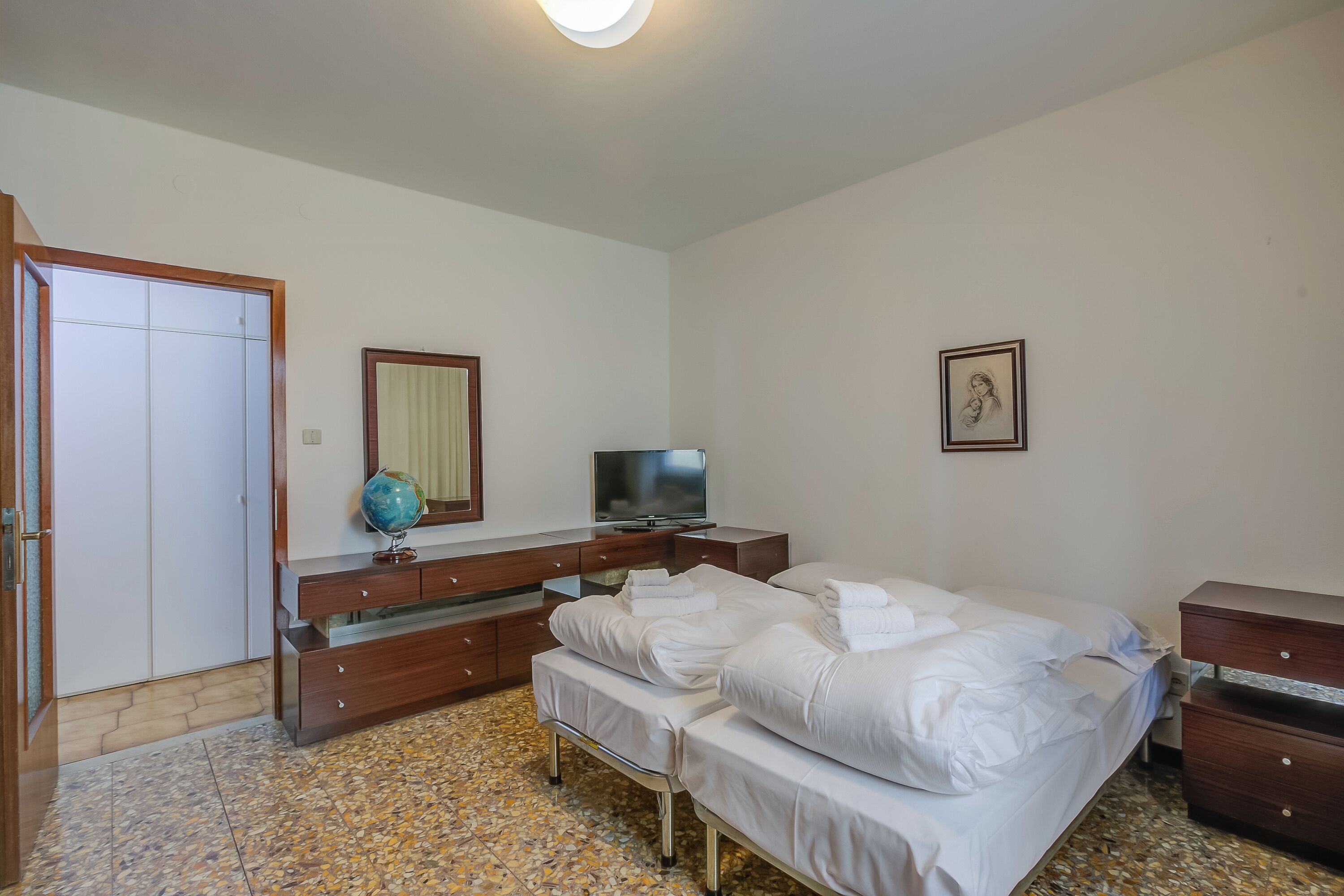 Familie appartement, meerdere slaapkamers (Appartamento Mary Few Minutes From) | 2 slaapkamers, een laptopwerkplek, een strijkplank/strijkijzer