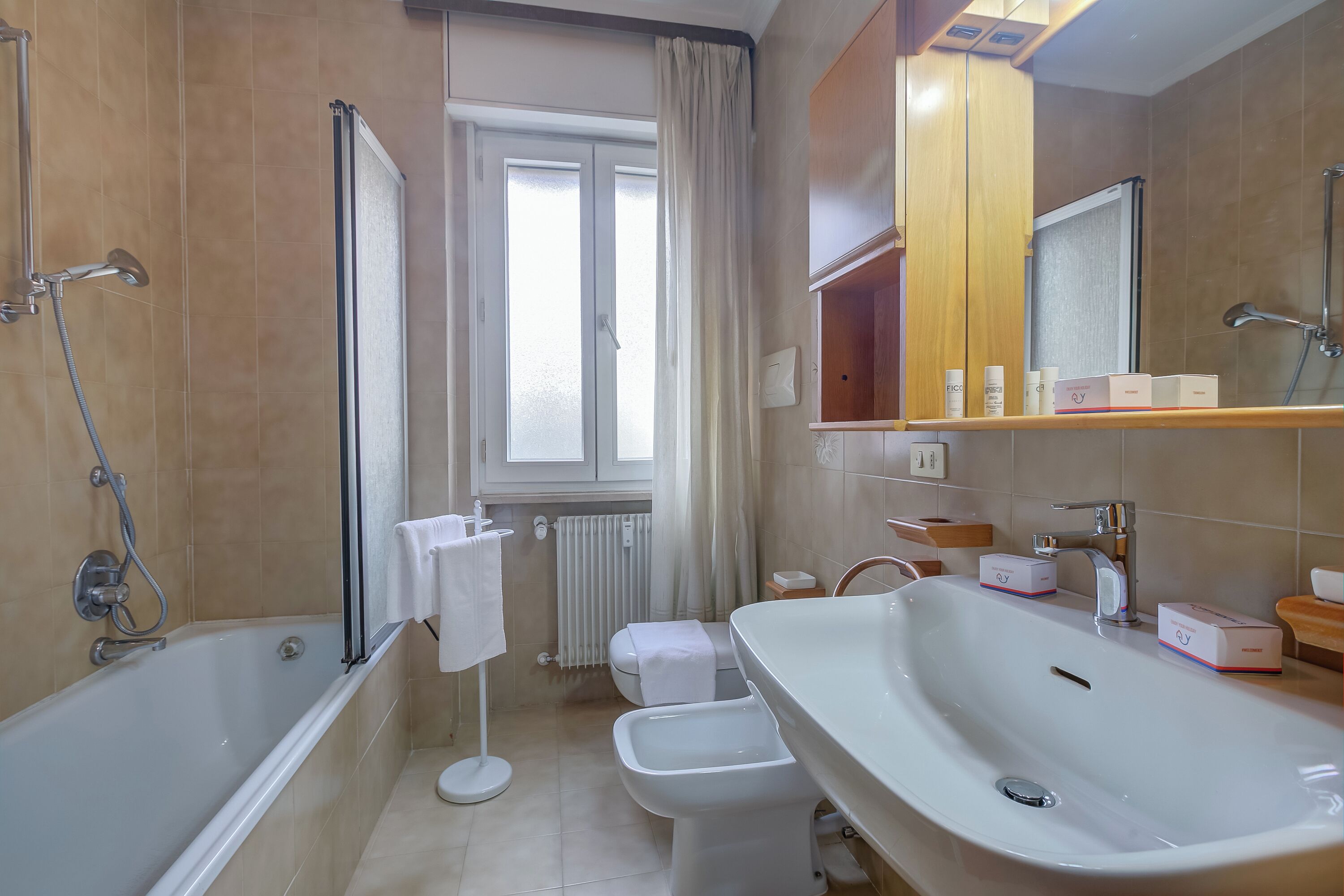 Family Apartment, Multiple Bedrooms (Appartamento Mary Few Minutes From) | Bathroom | Combined shower/tub, hair dryer, bidet, towels