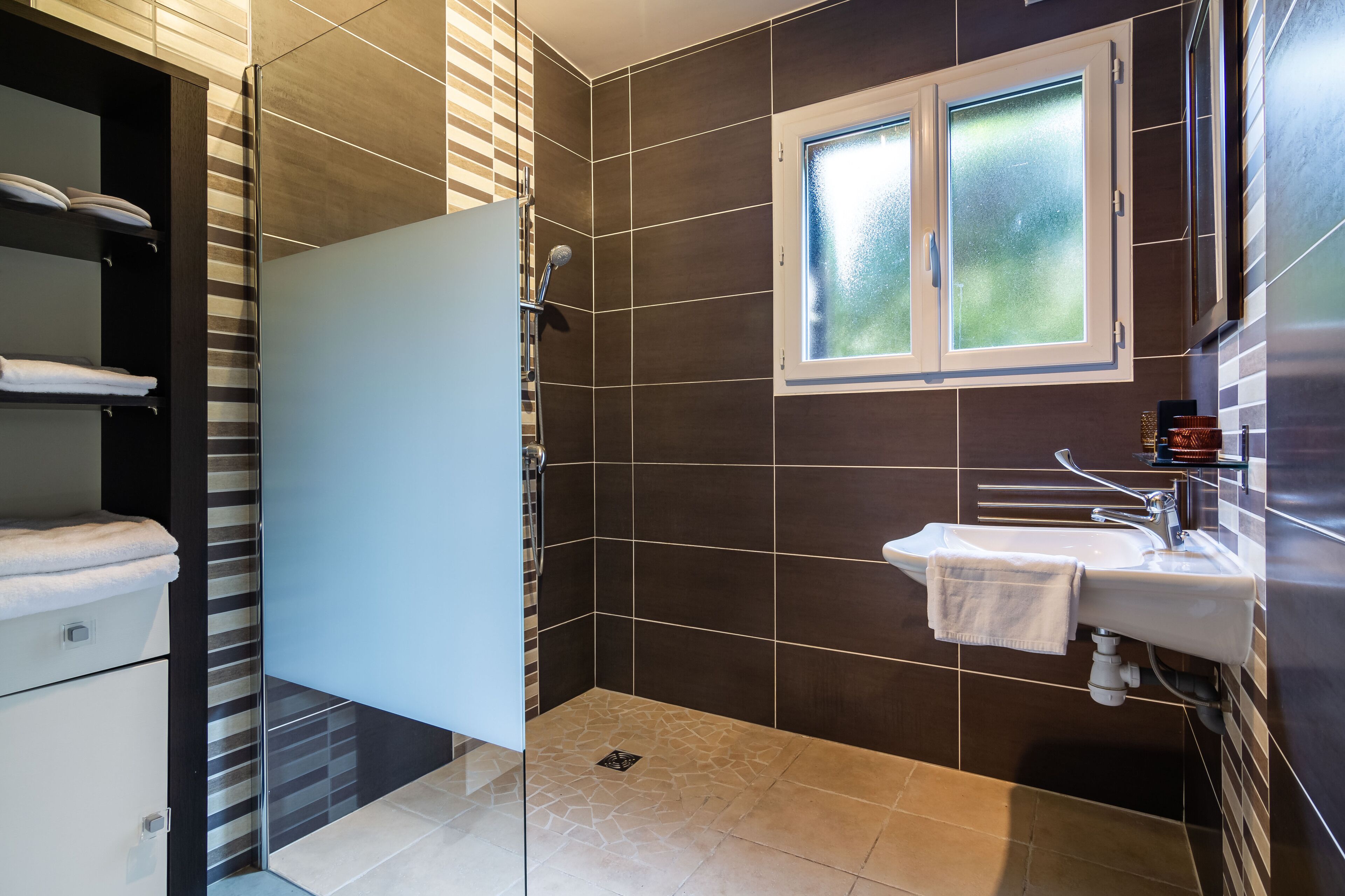 Une salle de bain moderne équipée d’une douche, de toilettes et d’un lavabo.