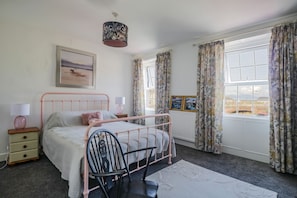 2 Schlafzimmer, individuell dekoriert, individuell eingerichtet