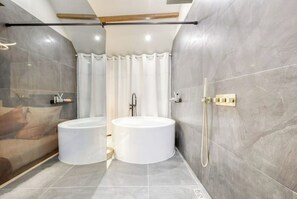 Duschwanne, Handtücher, Seife, Toilettenpapier