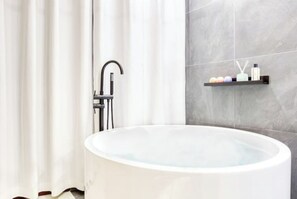 Combined shower/bathtub, towels, soap, toilet paper - Votre Bulle de Bien-être® (Cormeilles-en-Parisis)
