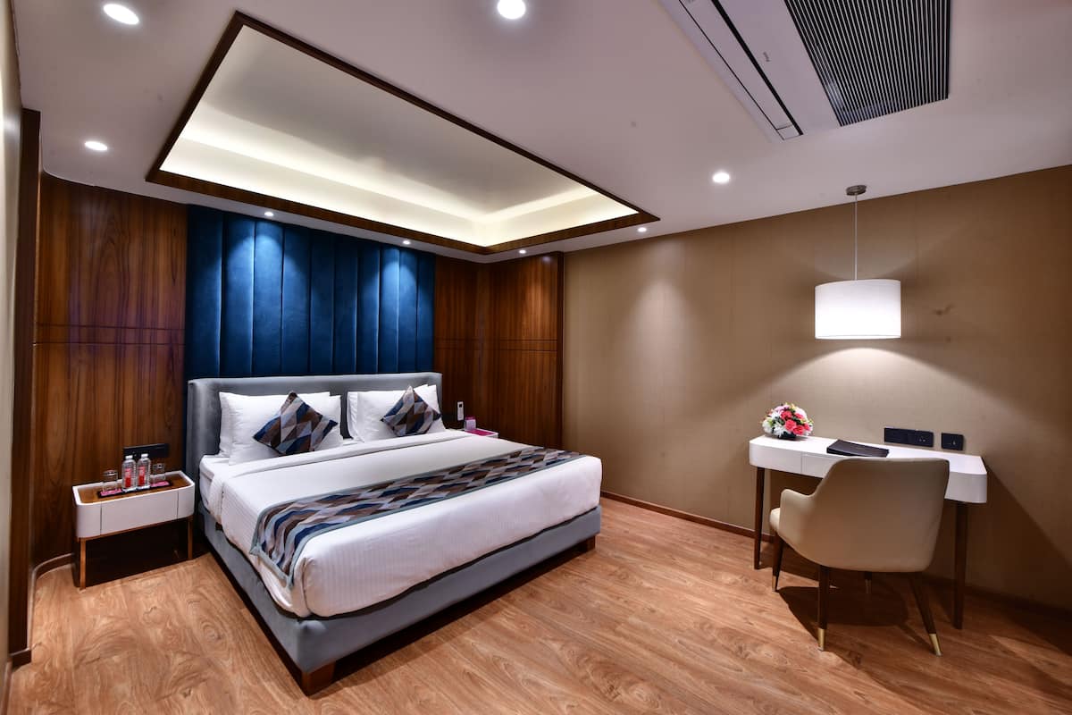 Royal Suite | 1 bedroom, in-room safe, desk, blackout drapes