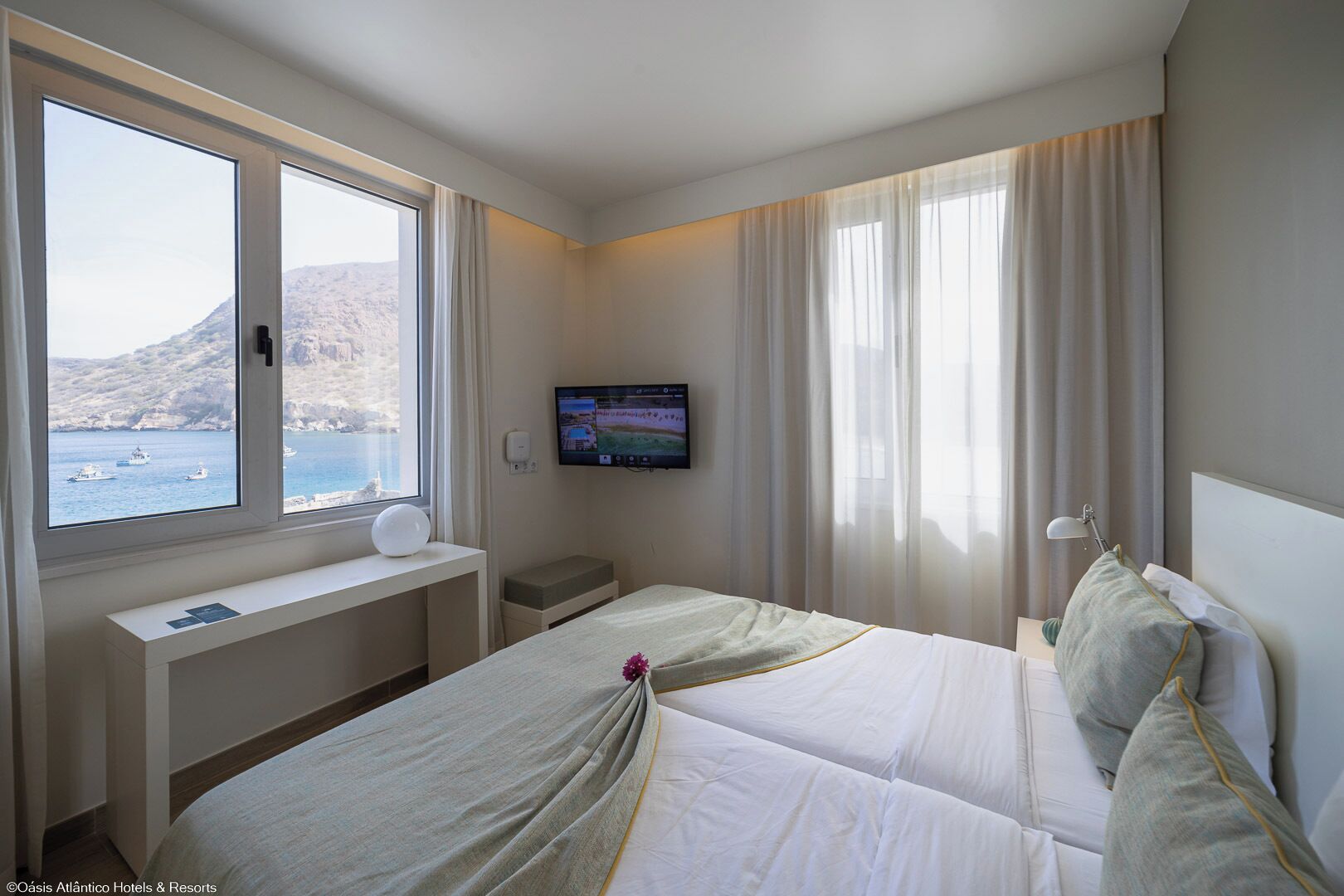 Habitación familiar con 1 cama matrimonial o 2 individuales, vista a la bahía | Caja de seguridad en la habitación, insonorización y wifi gratis 