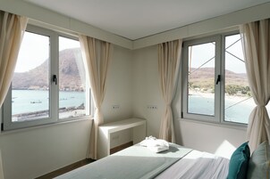 Habitación familiar con 1 cama doble o 2 individuales, vistas a la bahía | Caja fuerte, sistema de insonorización, wifi gratis y ropa de cama