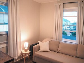 Smart TV - Home Close to Beach and LIRR w/Balcony (Long Beach)