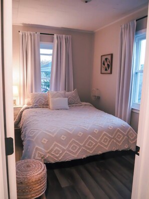 2 habitaciones, tabla de planchar con plancha y cuna de viaje