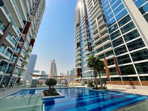 Outdoor pool - HiGuests - Park Gate Residence Tower C (Dubai)