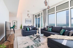Deluxe appartement | Woonruimte | Een 55-inch smart-tv met kabelzenders, een televisie en Netflix