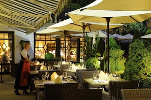 11 restaurantes, se sirven desayunos, comidas, cenas y cocina francesa