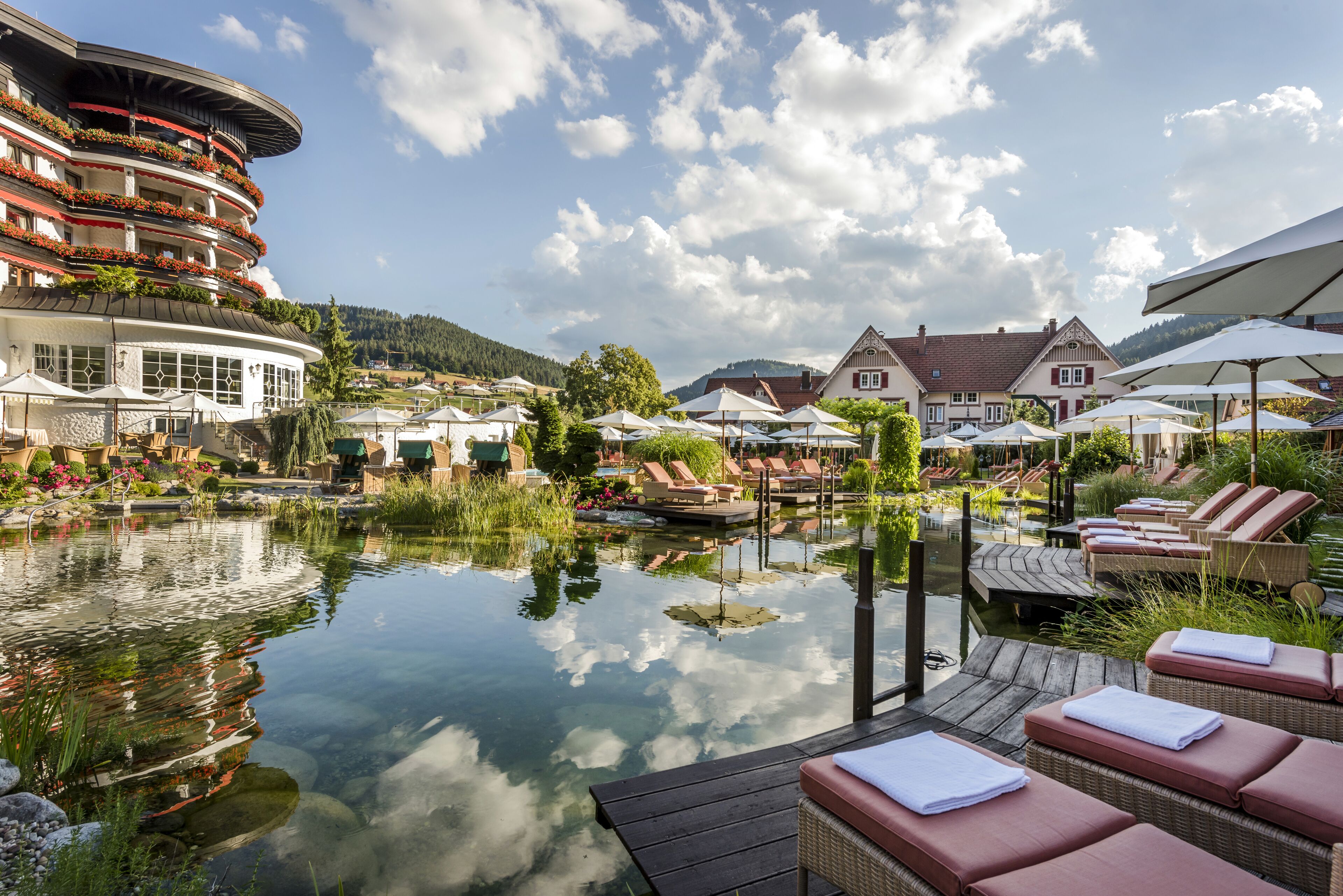 5 albercas techadas, 4 albercas al aire libre y sombrillas en la alberca