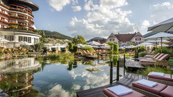 5 piscinas internas, 4 piscinas externas, guarda-sóis, espreguiçadeiras