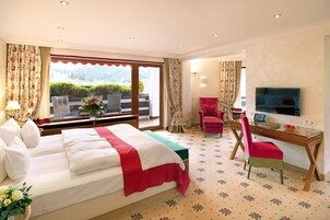 Ropa de cama de alta calidad, cubrecamas y minibar 