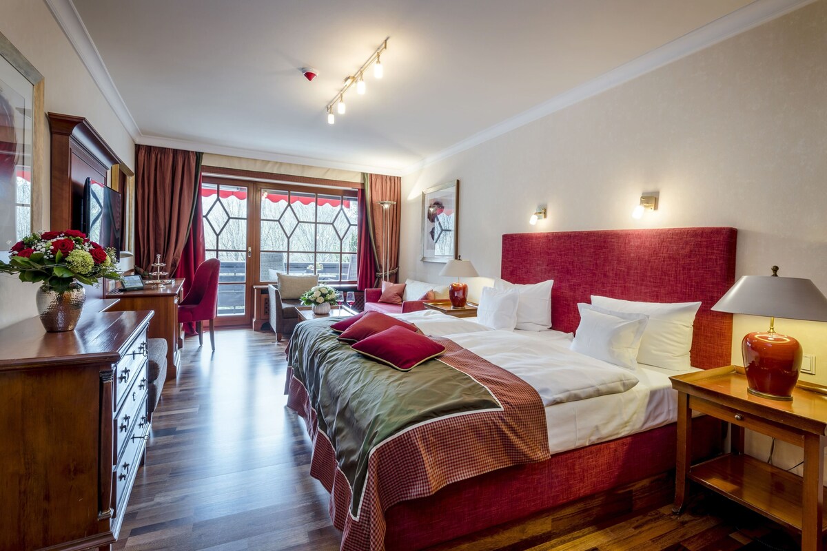 Premium bedding, down comforters, minibar, in-room safe