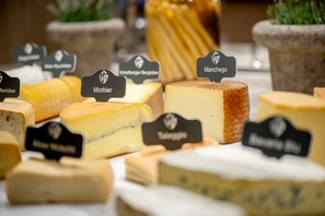 Café da manhã com buffet grátis todos os dias