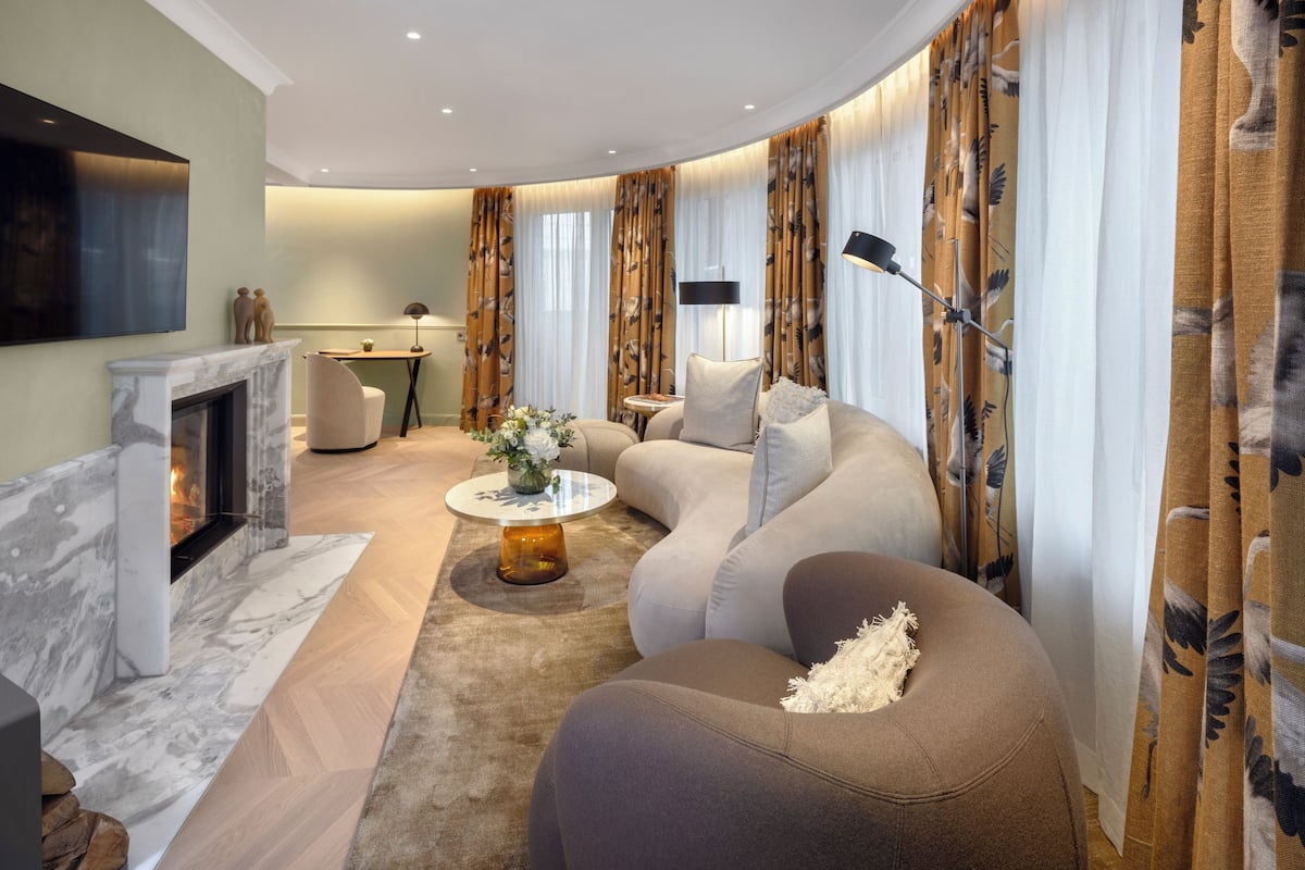 Phòng Suite Cao cấp (Bareiss Panorama) | Khu phòng khách | TV màn hình phẳng 40-inch có truyền hình vệ tinh, TV, đầu đĩa DVD