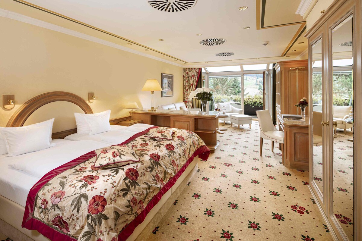Premium bedding, down comforters, minibar, in-room safe