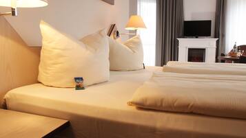 Quarto casal standard, sacada, vista para o lago | 1 quarto, roupas de cama antialérgicas, frigobar, cofres nos quartos