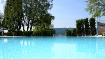 Una piscina al aire libre