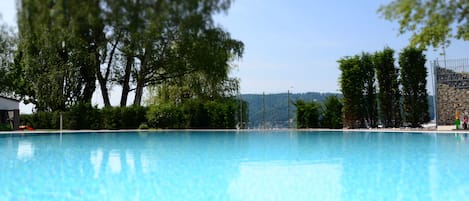 Una piscina al aire libre