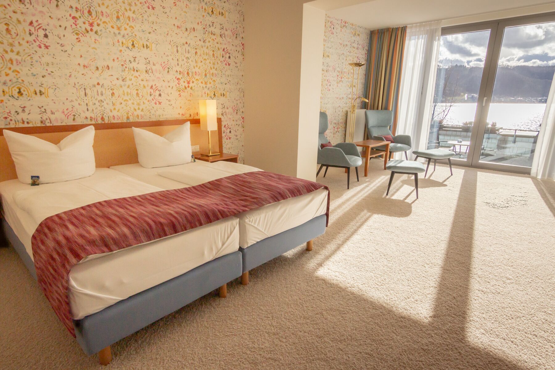 Junior-Suite, Terrasse, Seeblick | Allergikerbettwaren, Minibar, Zimmersafe, Schreibtisch