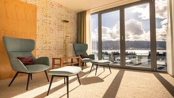 Suite Junior, patio, vista lago | Biancheria da letto ipoallergenica, minibar, una cassaforte in camera