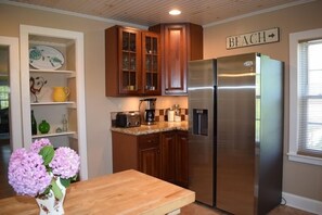 Interior - Captain's Quarters-Close to town, Screened Porch, Outdoor Shower (Chincoteague)