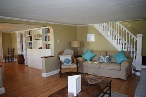 Living area - Captain's Quarters-Close to town, Screened Porch, Outdoor Shower (Chincoteague)