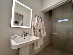 Ξεχωριστές μπανιέρες και ντουζιέρες, μπανιέρες με πίδακες νερού