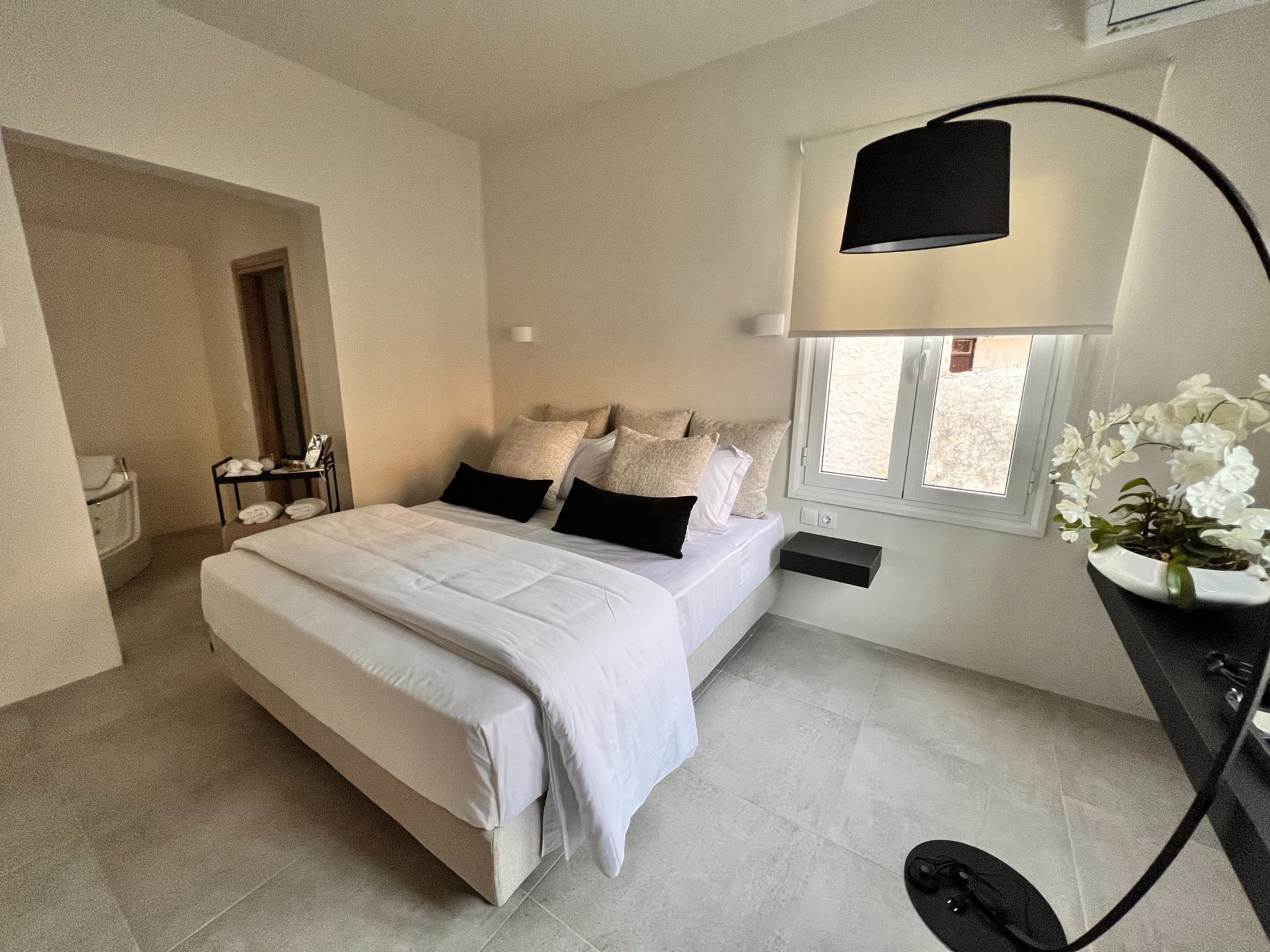 Χρηματοκιβώτιο στο δωμάτιο, χώρος εργασίας για λάπτοπ, ηχομόνωση 