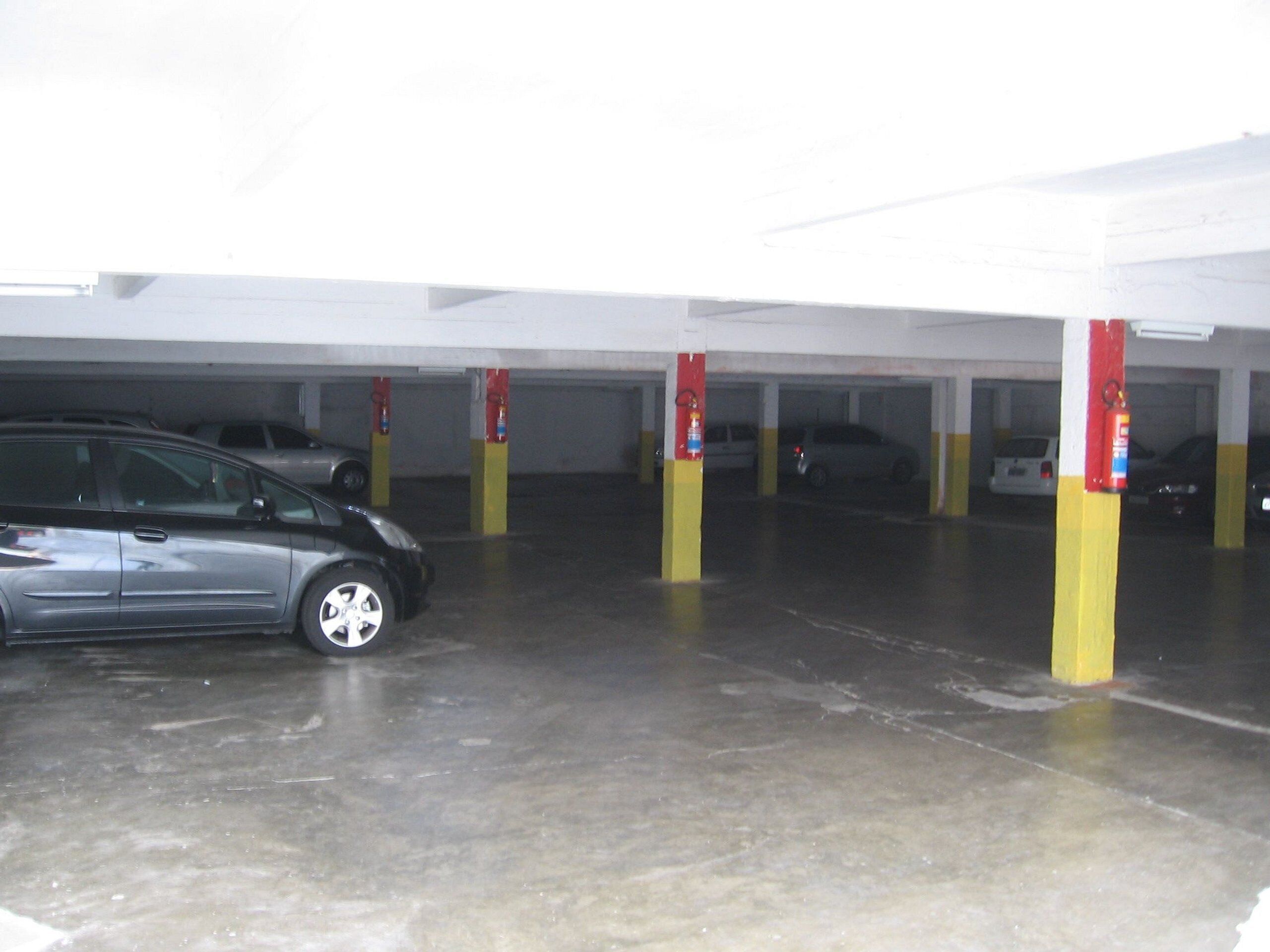Un aparcamiento de varios niveles con varios coches estacionados.