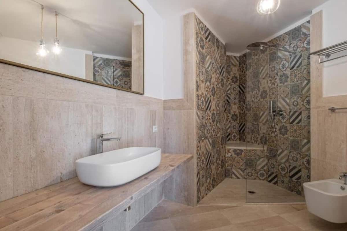 Habitación Elite con 2 camas individuales, baño en la habitación, vista al jardín | Baño | Regadera, regadera tipo lluvia, secadora de cabello, batas 