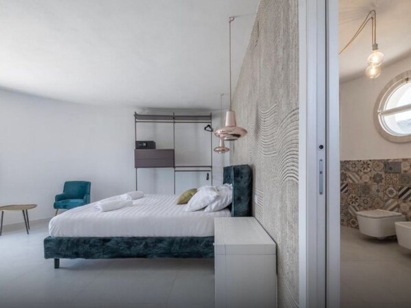 Suite, en-suite badkamer, uitzicht op zee | Lakens van Egyptisch katoen, luxe beddengoed, donsdekens